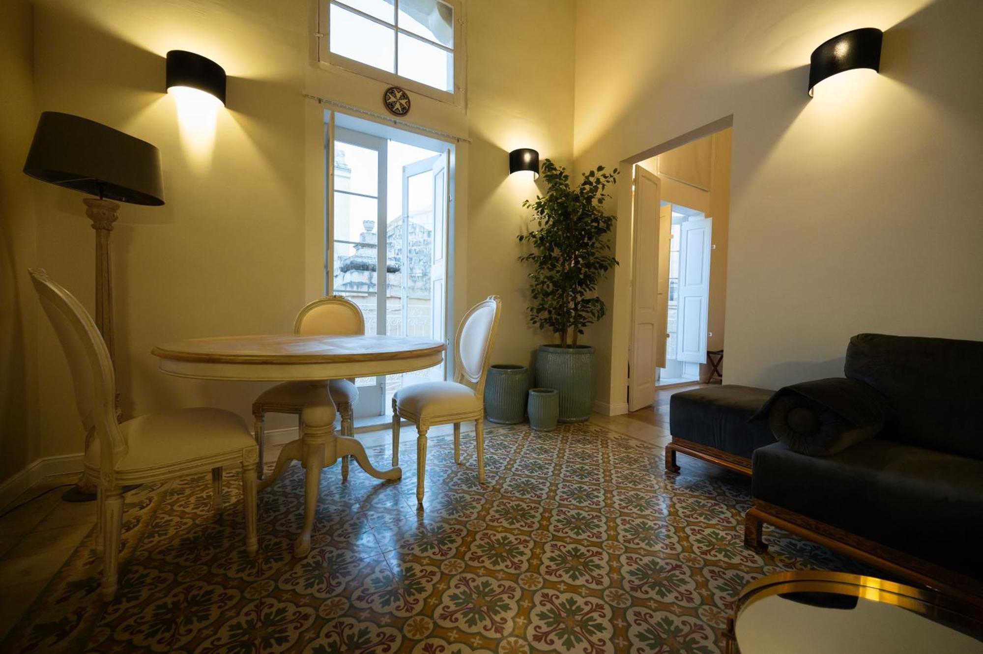 Grand Arcanum Apartment 2 - Comfortable And Elegant 센글리아 외부 사진